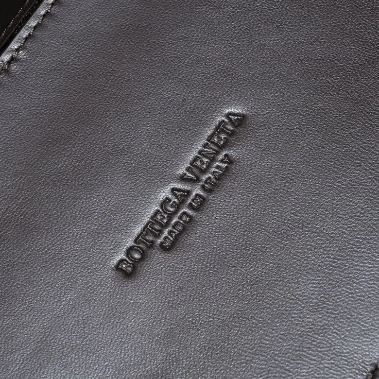 The 2023 new Andiamo batch of 2260 BV has been shipped‼ ️Really popular🔥The new Andiamo woven handbag launched by Bottega Veneta this season is really popular all over the world! ! Celebrities at home and abroad have worn it, and Oscar-winning actress Michelle Yeoh has taken it out on the street. Song Jia, Trai Yara, Yu Feihong, Sanji Ayaka, Rosie Hunting-Whiteley, Yoshioka Riho, etc. have all picked up this bag. It is classic and versatile, showing off its temperament, and the bag capacity is also large, which is very convenient for daily commuting! ! A variety of carrying methods, the shoulder straps can be adjusted by yourself, the original lambskin feels soft and delicate, and the unisex style breaks gender boundaries and brings a more practical and longer-lasting use experience. Andiamo, which has both elegant and casual styles, perfectly interprets the true appearance of "fashionable old money style". Style number: 8463 Size: 32*24*12
